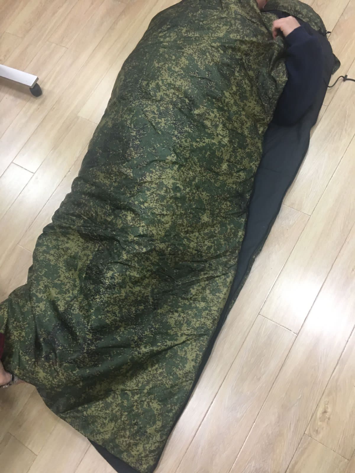 Армейский спальный мешок с капюшоном со стяжкой на 2-х фиксаторах